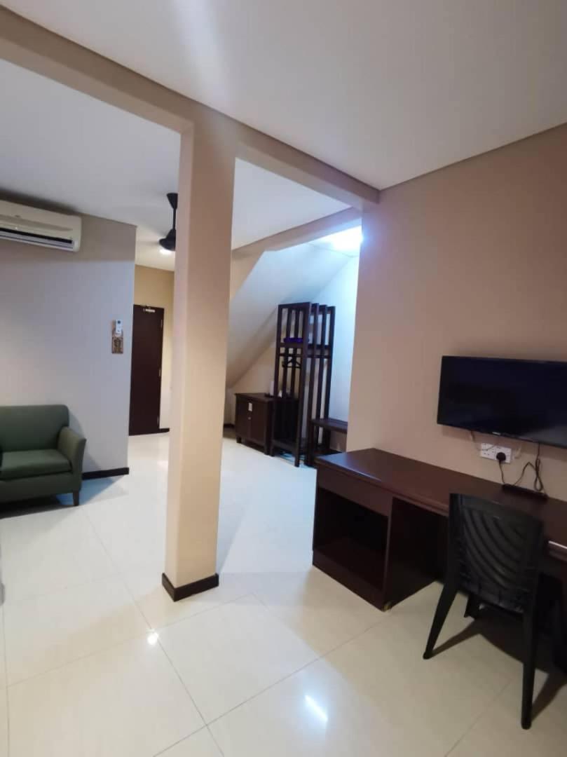 Oyo 90883 Pavilion Inn Hotel Lumut Exterior foto