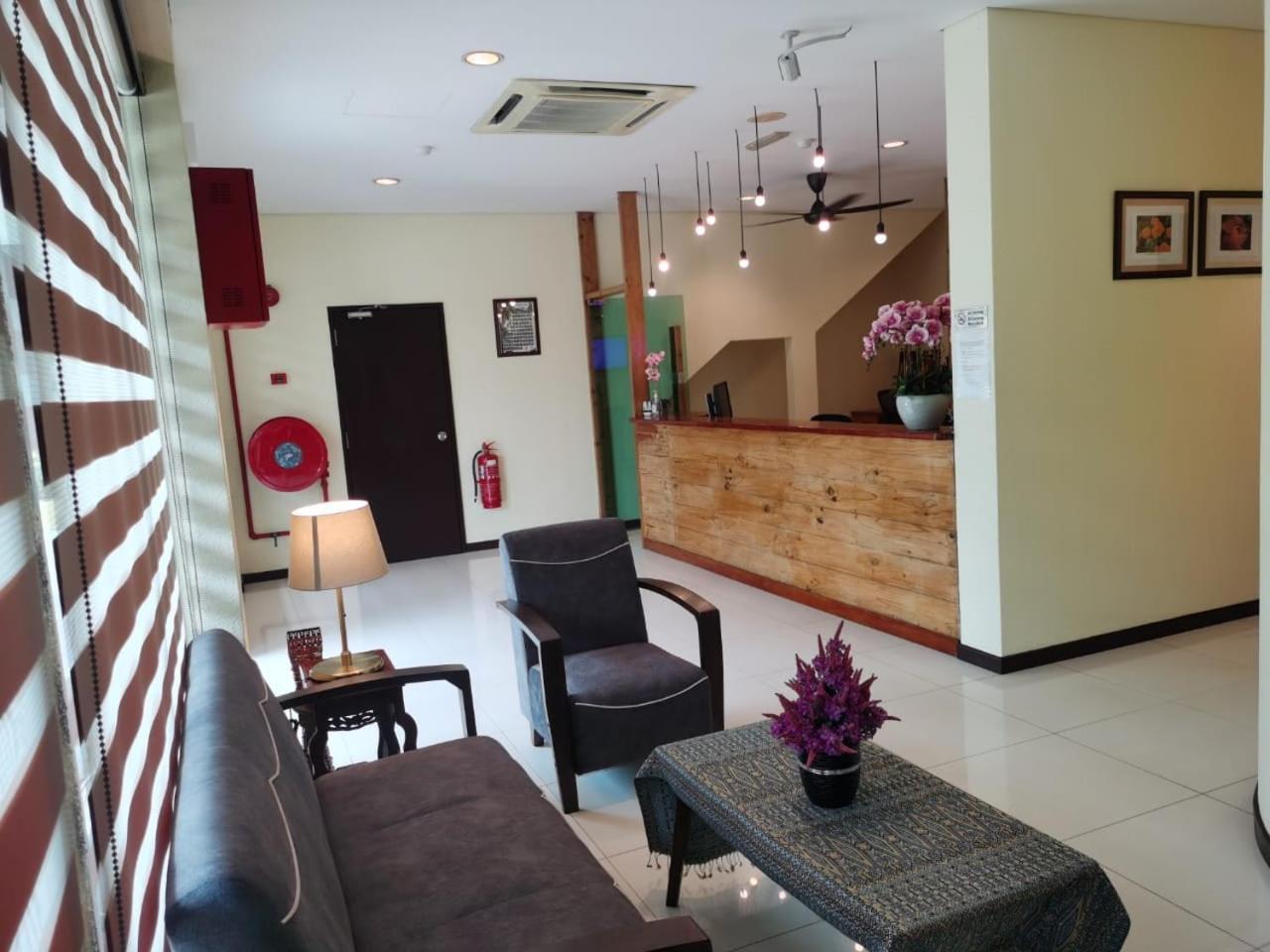 Oyo 90883 Pavilion Inn Hotel Lumut Exterior foto